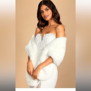 Lulus Upscale white faux fur stole. NEVER BEEN WORN